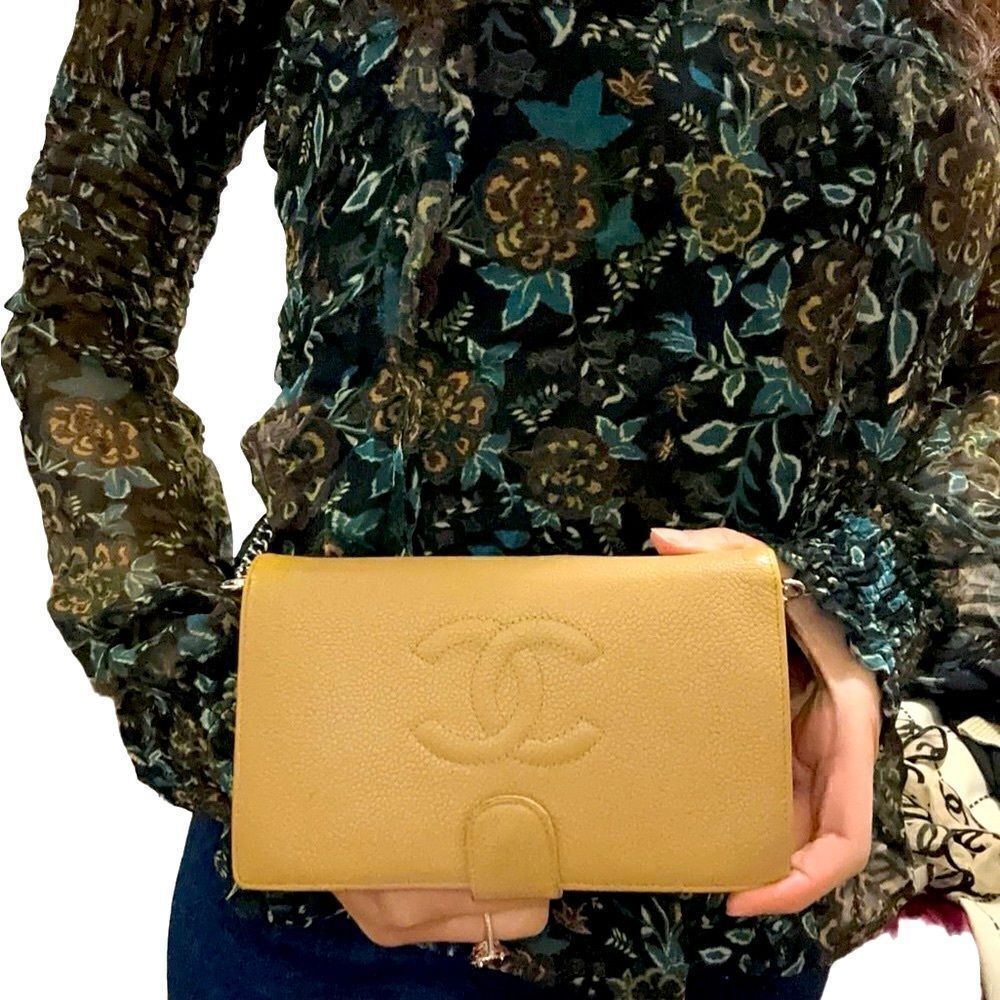 CHANEL Beige Leather CC Snap Clutch - Picture 3 of 15